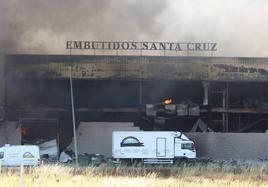 Incendio en la nave de la empresa Embutidos Santa Cruz de Montes, en Bembibre.