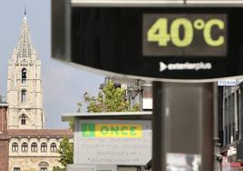 Imagen de archivo de un termómetro en la capital leonesa durante una ola de calor.