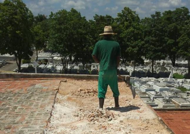 Un obrero trabaja en la dignificación del panteón de los leoneses en La Habana.