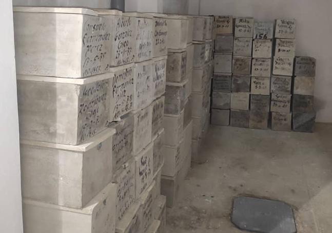 Las cajas que custodian los restos de un millar de leoneses en el panteón de La Habana.