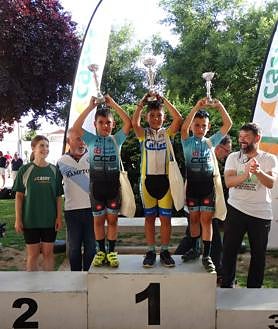 Imagen secundaria 2 - Pinilla disfruta del ciclismo del manillar de los más jóvenes
