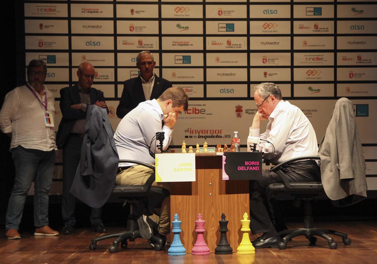 Santos y Gelfand durante la final que ha ganado el leonés.