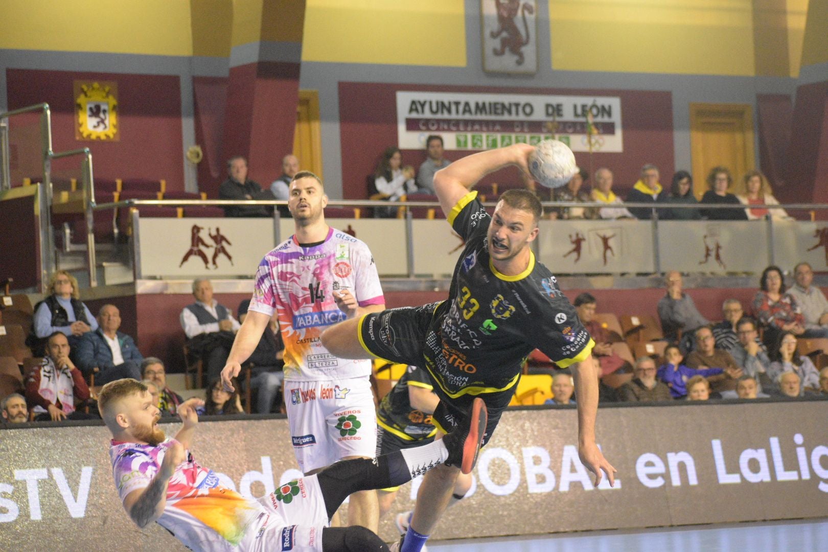 Alberto Martín durante un partido en el Palacio con el Balonmán Cangas.