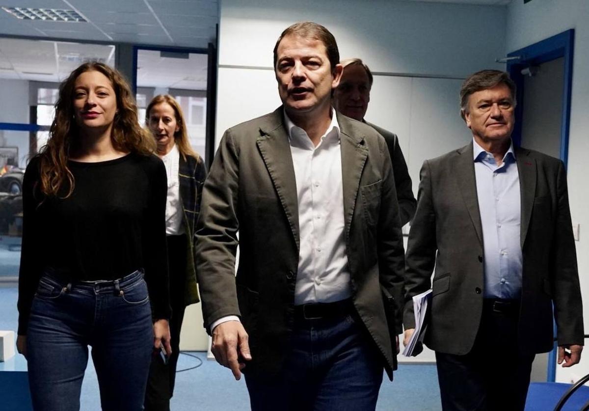 Ester Muñoz, presidenta del PP de León, junto a Alfonso Fernández Mañueco, presidente autonómico, y Francisco Vázquez, secretario de organización.