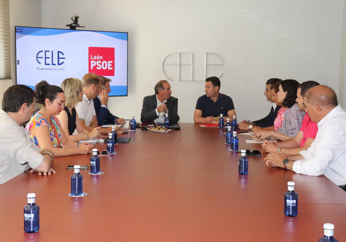 Encuentro entre la candidatura del PSOE por León y Fele.