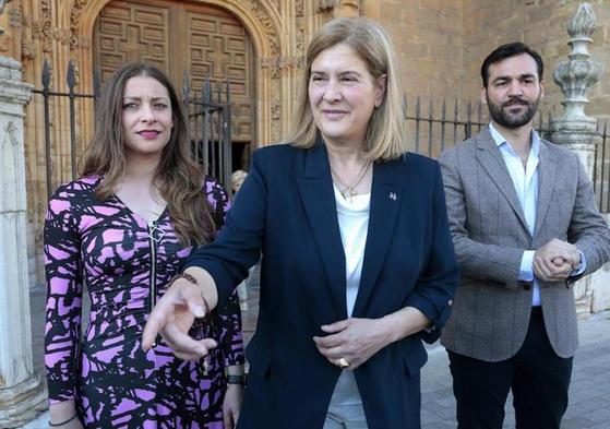 Margarita Torre arropada por Ester Muñoz, presidenta del PP, y su número dos, David Fernández, en un acto de campaña.