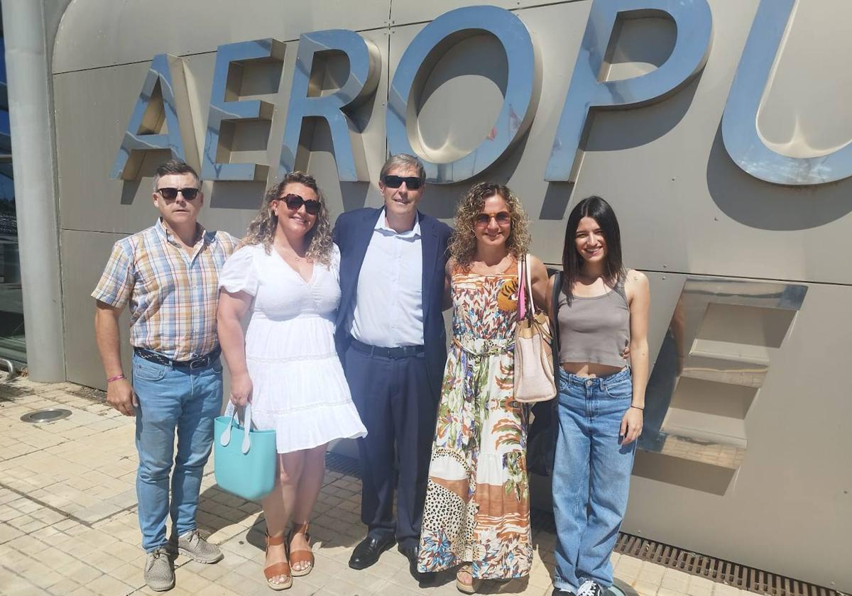 La candidatura de UPL al congreso visita el aeropuerto de León.