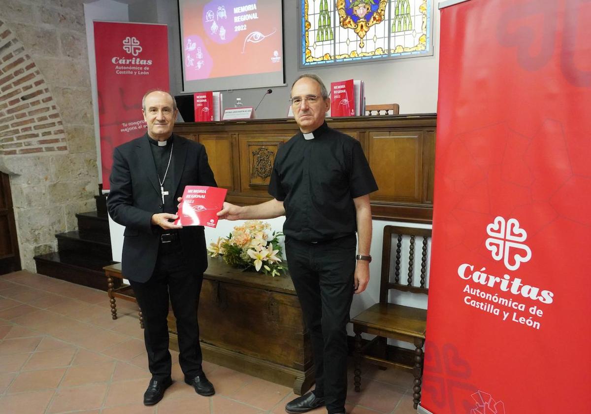 El obispo de Astorga, Jesús Fernández González, y el presidente de Cáritas Castilla y León, Antonio Jesús Martín de Lera, presentan la memoria regional de Cáritas en Castilla y León.