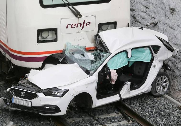 El coche arrollado por el tren.