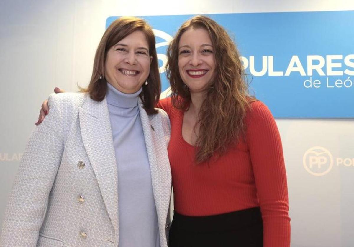 Margarita Torre y Ester Muñoz en la presentación de la historiadora como candidata al Ayuntamiento de León.