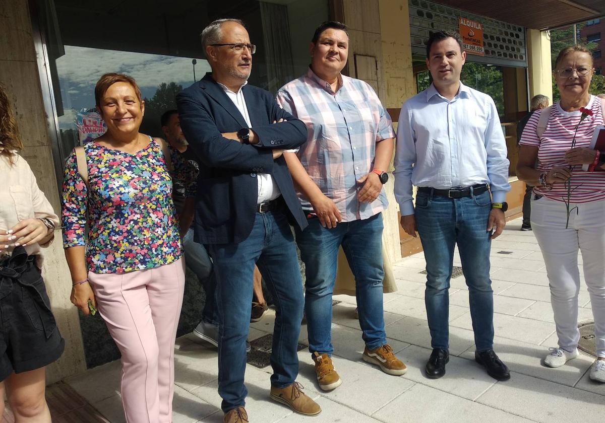 El secretario general del PSOE de León (2D), en un acto de campaña en Ponferrada.