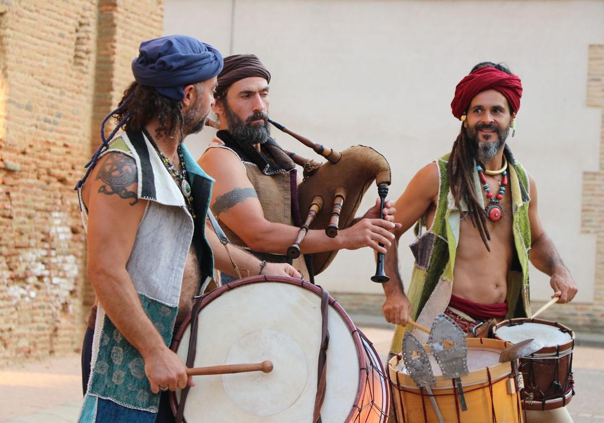 Tres músicos se dan cita en las fiestas de Juglares de Sahagún.