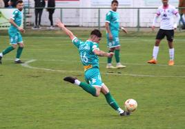 Iker Rodríguez en un lance de partido con el Atlético Astorga.