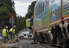 Fotografía de la zona de un accidente donde ha fallecido un joven tras ser arrollado el vehículo en el que viajaban este miércoles, en Lugo (Galicia).