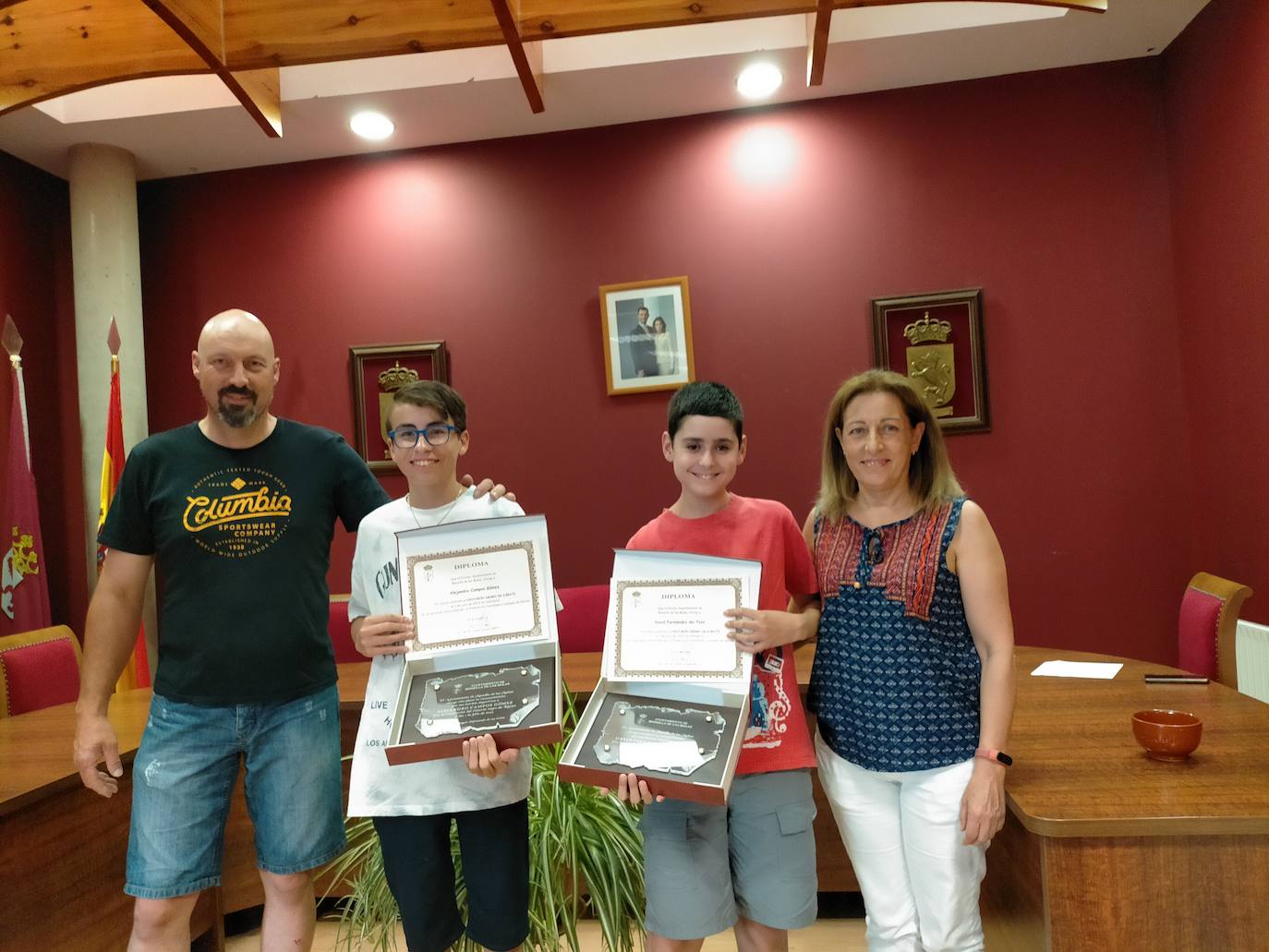 Entrega de la placa a modo de reconocimiento.