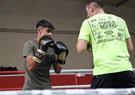 Dos boxeadores subidos en el ring del gimnasio de Pueblo Boxing.
