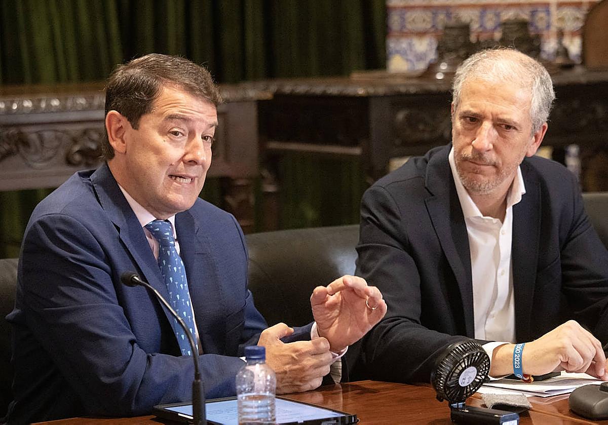 El presidente del Partido Popular de Castilla y León, Alfonso Fernández Mañueco, el presidente del Partido Popular de Salamanca, Carlos García Carbayo, y el europarlamentario Pablo Arias, intervienen en un encuentro informativo sobre el corredor Ruta de la Plata con representantes de las Cámaras de Comercio.