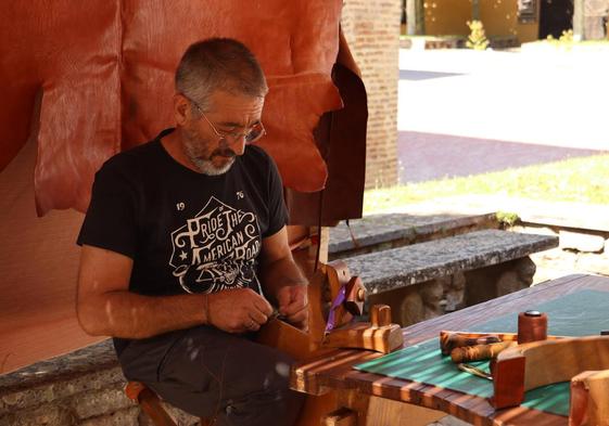 Artesano en la feria medieval celebrada en Sahagún