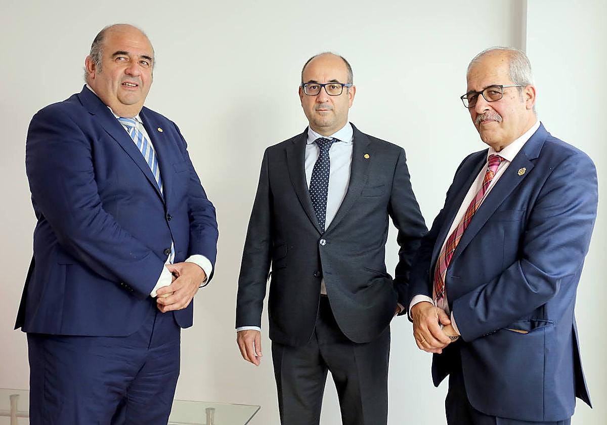 El presidente del Colegio de Ingenieros Industriales de Valladolid, Iñaki Bengoetxea (I), junto a los decanos de los colegios de Burgos-Palencia, Ignacio Velázquez (C), y de León, Antonio Fernández.