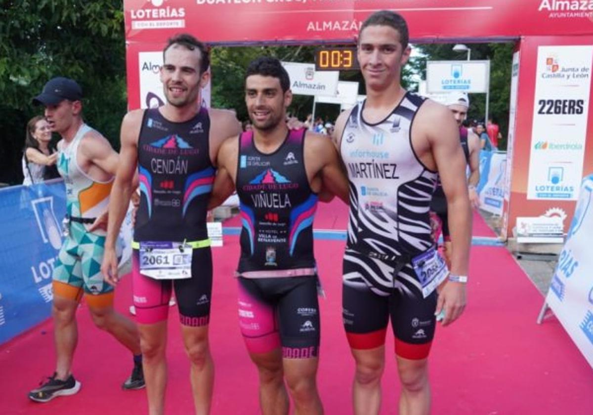 Kevin Tarek Viñuela, en el centro, tras proclamarse campeón de España de acuatlón.