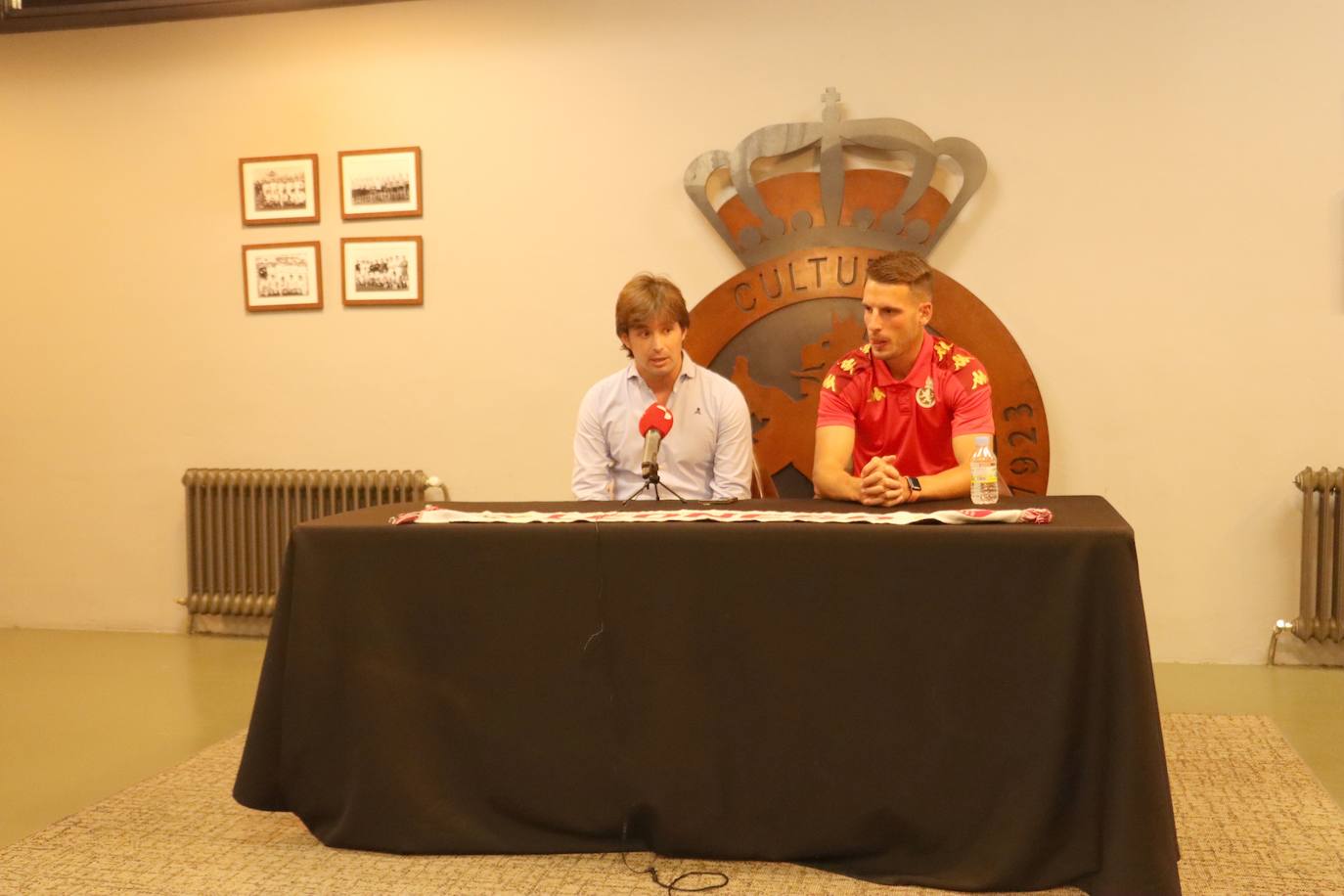 El director deportivo José Manzanera junto al futbolista Carlos Calderón.