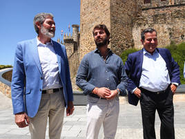 El vicepresidente de la Junta de Castilla y León, Juan García-Gallardo, acompañado por el candidato de Vox al Congreso por León, Pablo Calvo Liste, y el candidato al Senado, Francisco José García Paramio, durante su visita a Ponferrada