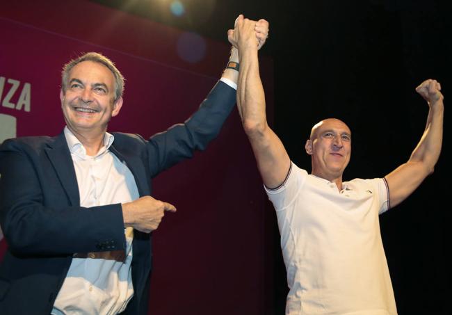 Zapatero y Diez antes del inicio del acto central de campaña en León.