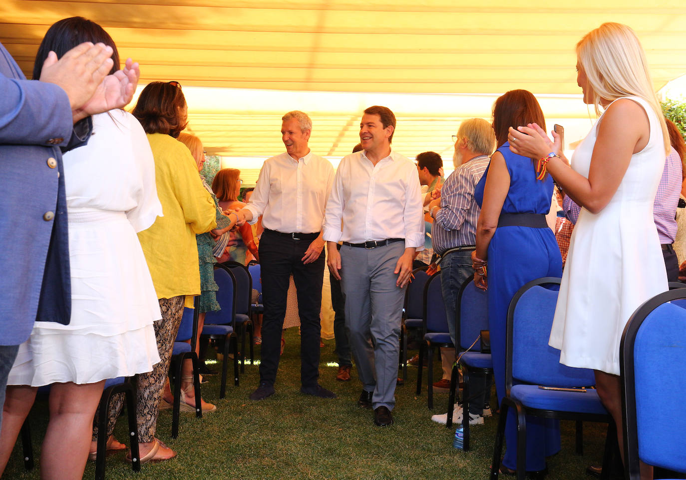 Los presidentes del PPCyL y del PP de Galicia participan en un acto de campaña