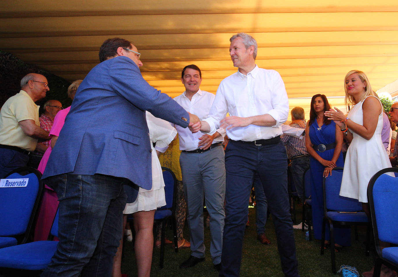 Los presidentes del PPCyL y del PP de Galicia participan en un acto de campaña