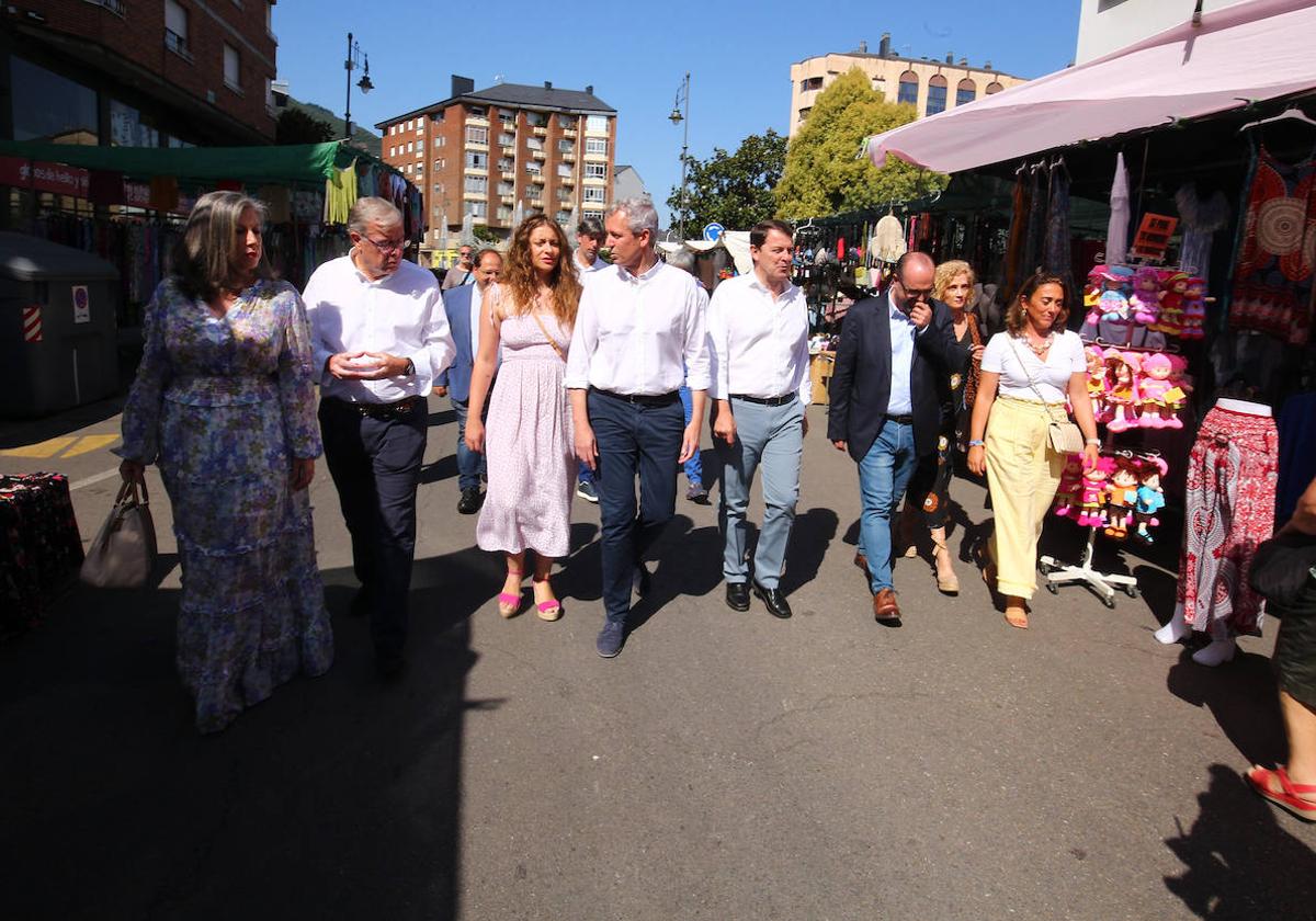 Los presidentes del PPCyL y del PP de Galicia participan en un acto de campaña