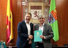 Tomas Castro, director general de Proconsi, junto al rector de la Universidad de León.