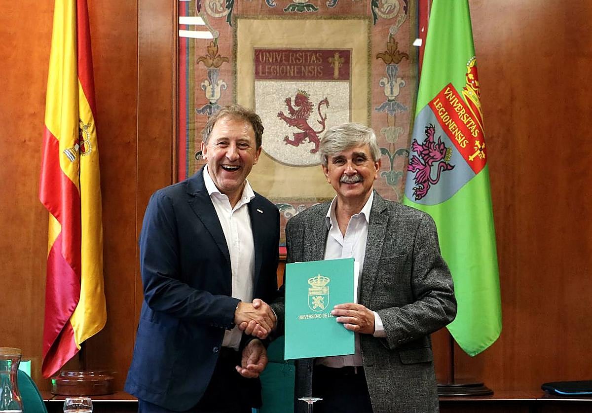 Tomas Castro, director general de Proconsi, junto al rector de la Universidad de León.