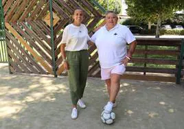 Las exjugadoras leonesas Celsa García (d), exinternacional con España en 1997, y Yolanda Chamorro (i), actual directora deportiva del Olímpico de León.