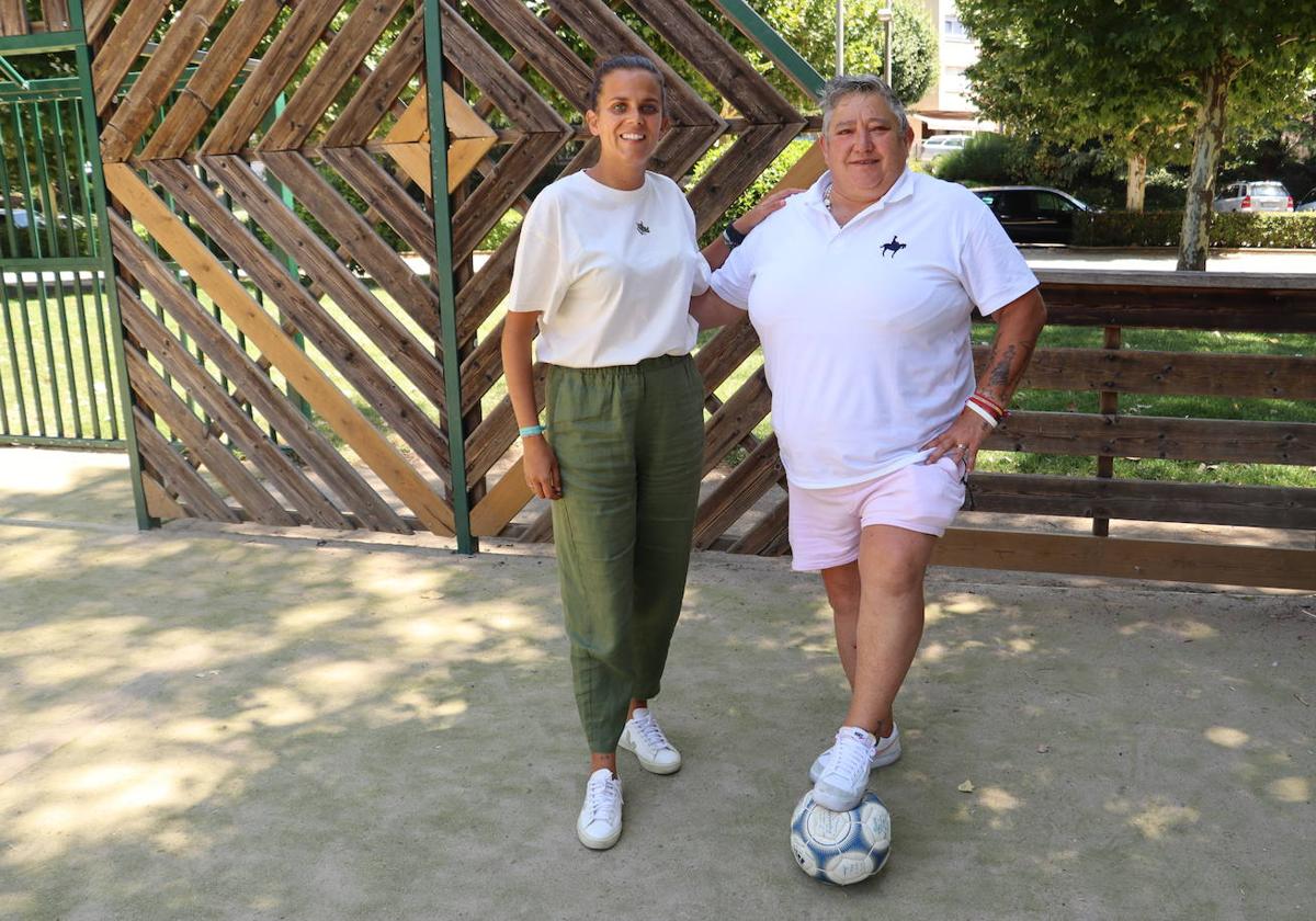 Las exjugadoras leonesas Celsa García (d), exinternacional con España en 1997, y Yolanda Chamorro (i), actual directora deportiva del Olímpico de León.