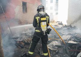 Los bomberos de León intervienen en un incendio en un patio con diferentes enseres en la calle Papa León XIII de la capital.