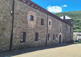 Casona en la localidad de Murias de Paredes