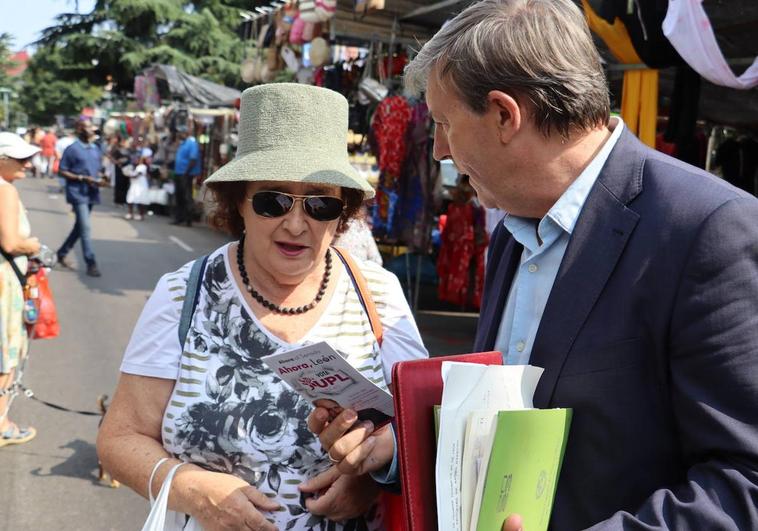 Díez Cano entrega en el rastro de León su programa.