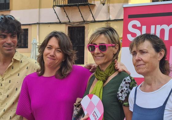 Violeta Serrano, en el centro de la imagen, junto a sus compañeras de Sumar en León.