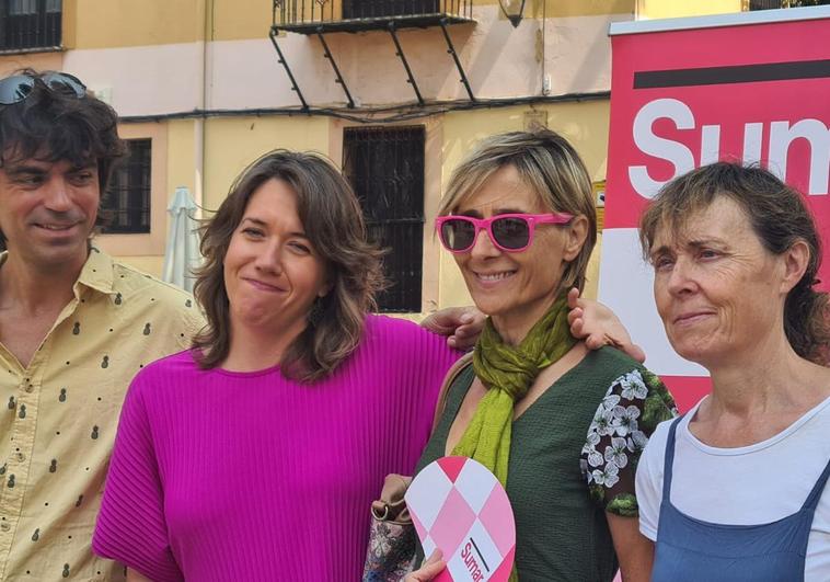 Violeta Serrano, en el centro de la imagen, junto a sus compañeras de Sumar en León.