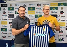 Nil jiménez posa con la camiseta de la Deportiva.