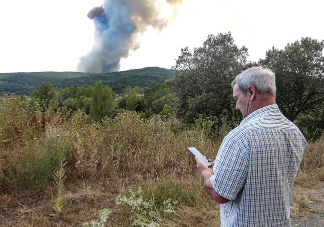 Los vecinos de la zona tratan de vigilar que el fuego no se aproxime.