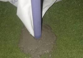 Hoyo sellado con cemento del campo de golf del Olímpico de León.