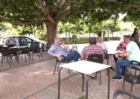 Imagen secundaria 1 - Después de votar los vecinos de Vegas del Codado disfrutan en la terraza del bar.