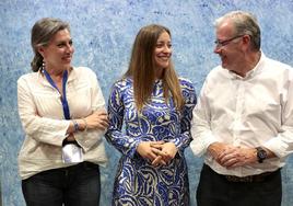 Ester Muñoz, presidenta del PP, acompañada por dos de los senadores electos en la sede de Populares León.