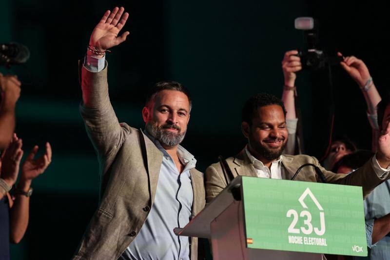 Abascal saludando tras conocer los resultados electorales.