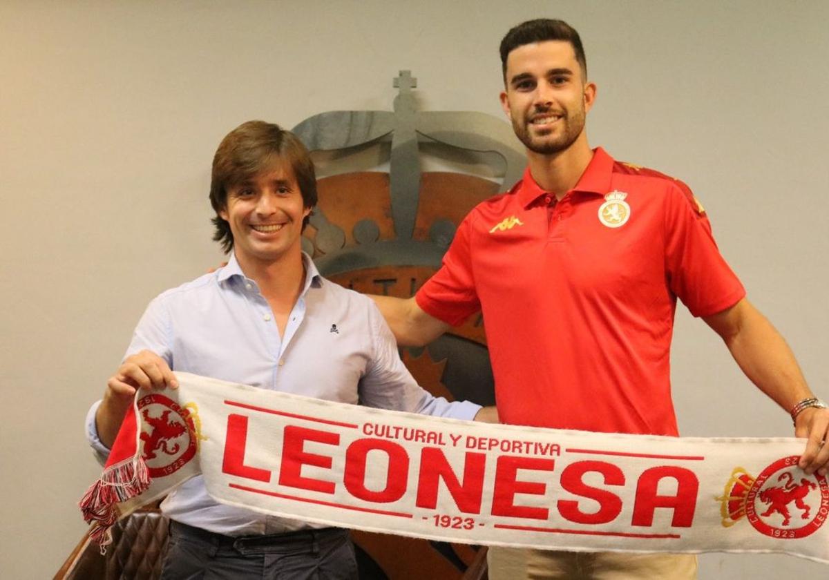 José Manzanera (i) y Diego Barri (d) este martes durante la presentación del jugador.