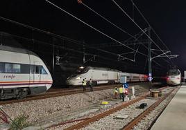 Un tren modelo S-121, habitual en la ruta Gijón-Valladolid; un S-130, el que más presta el servicio Alvia Gijón-Madrid; y un S-730, que en ocasiones refuerza la ruta, en la variante.