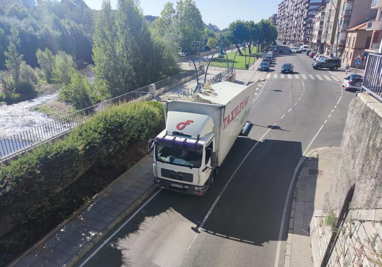 Imagen principal - El gálibo del puente de San Marcos se cobra una nueva víctima