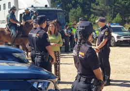 La delegada, Virginia Barcones, hablando con miembros de la Policía Nacional.