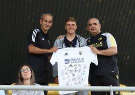 El campeón del mundo de ciclismo de 2022 en la grada viendo al Burgos contra la Cultural.